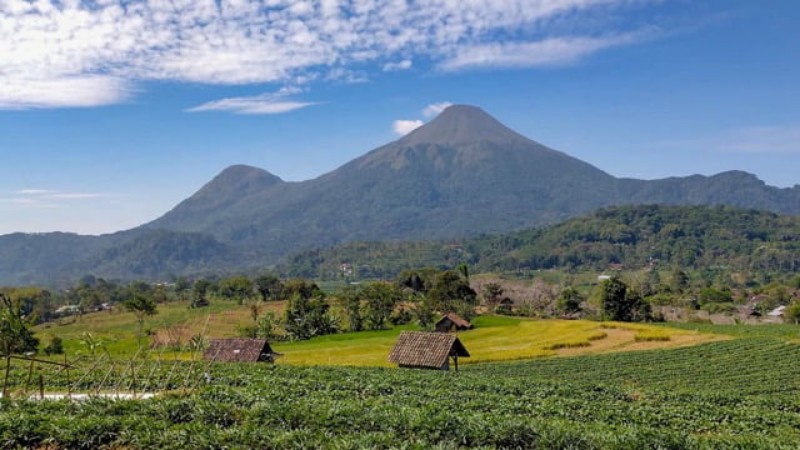 Puncak gunung Penanggungan yang mengandung aura mistis.