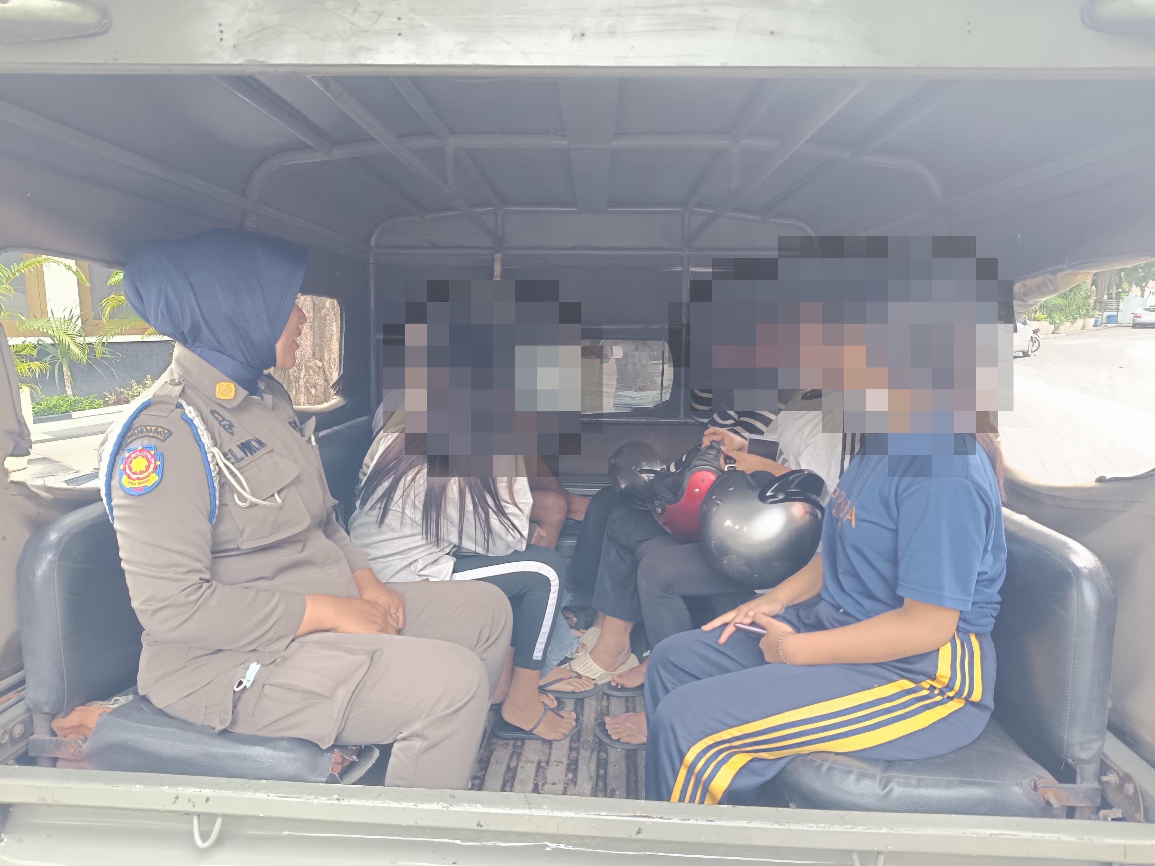Remaja yang diamankan Satpol PP Surabaya akibat berkelahi di sekitar Balai Kota Surabaya.
