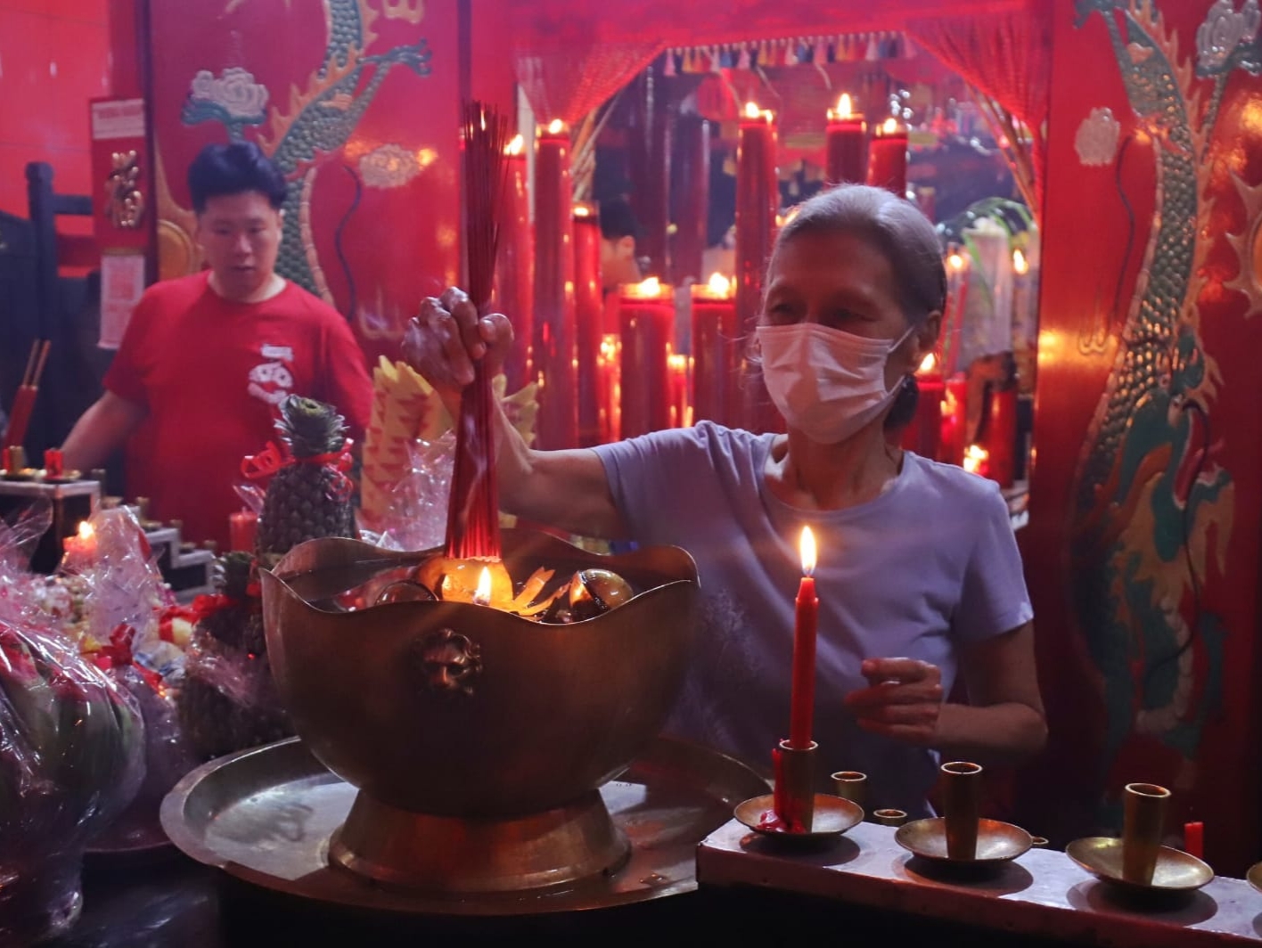 Suasana malam Sincia tahun baru Imlek di TITD Hong San Ko Tee Surabaya. (SURYANTO/RADAR SURABAYA)
