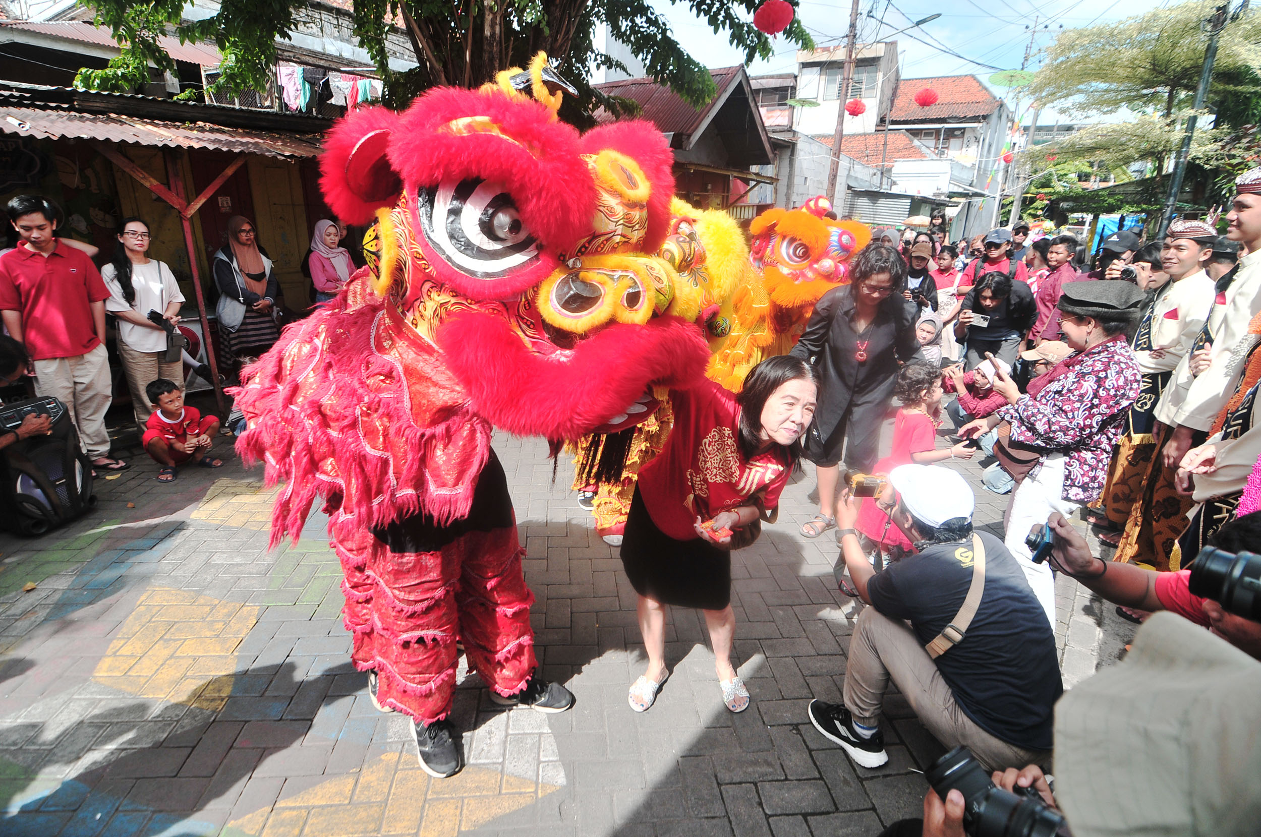 SEMARAK: Pertunjukan barongsai menghibur para warga yang hadir dalam perayaan Tahun Baru Imlek di kampung Pecinan Tambak Bayan, Surabaya, Rabu (29/1).
