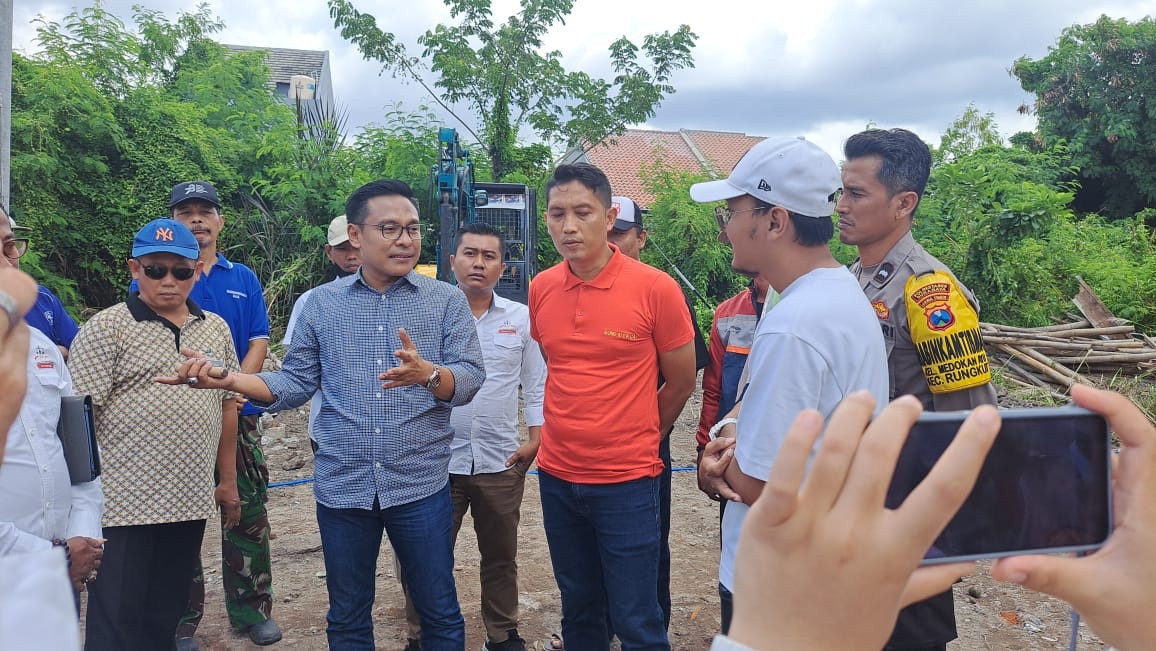 STATUS HUKUM BELUM JELAS: Wakil Ketua DPRD Kota Surabaya, Arif Fathoni saat meninjau lahan di Tambak Medokan Ayu yang tengah dalam sengketa.