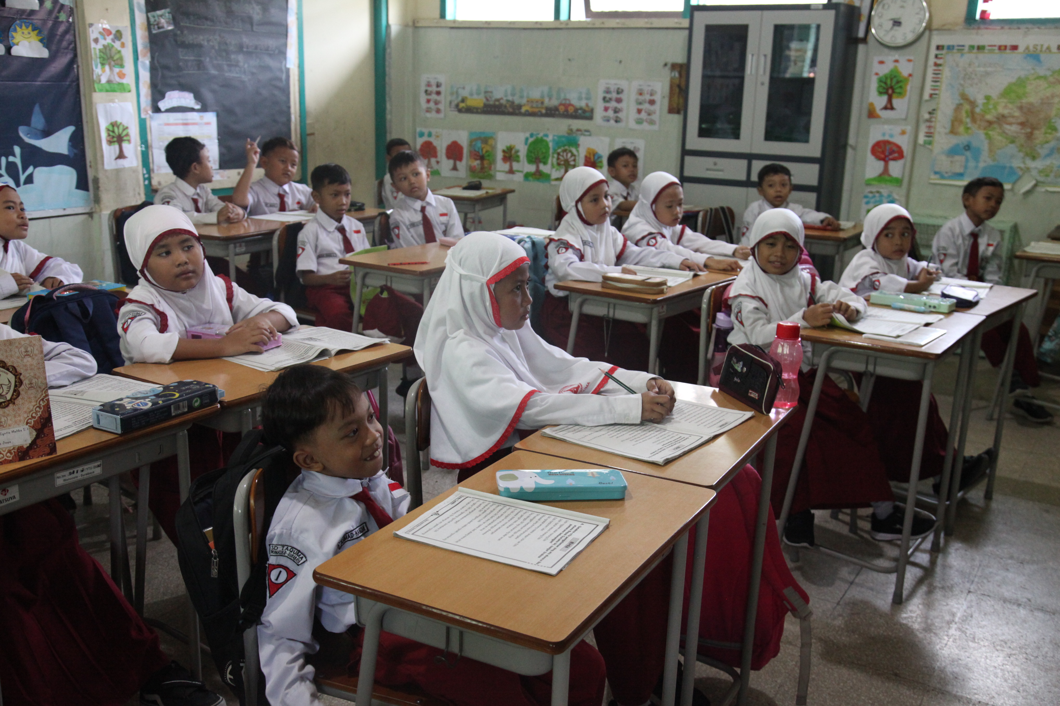 PERGANTIAN SISTEM PENERIMAAN SISWA: Ilustrasi siswa sekolah dasar.