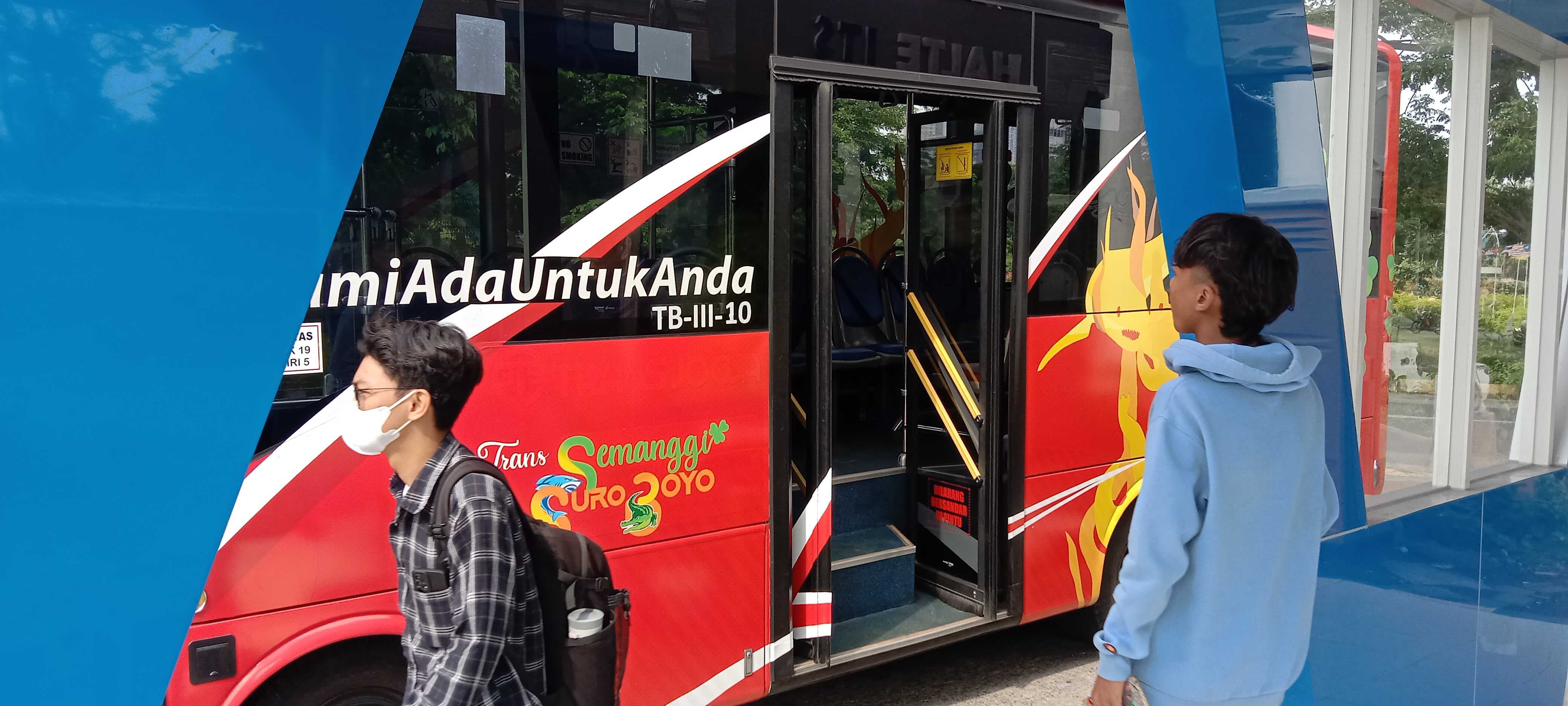 Bus Trans Semanggi Suroboyo diesel koridor 3L belum ramah difabel dan pengguna kursi roda.