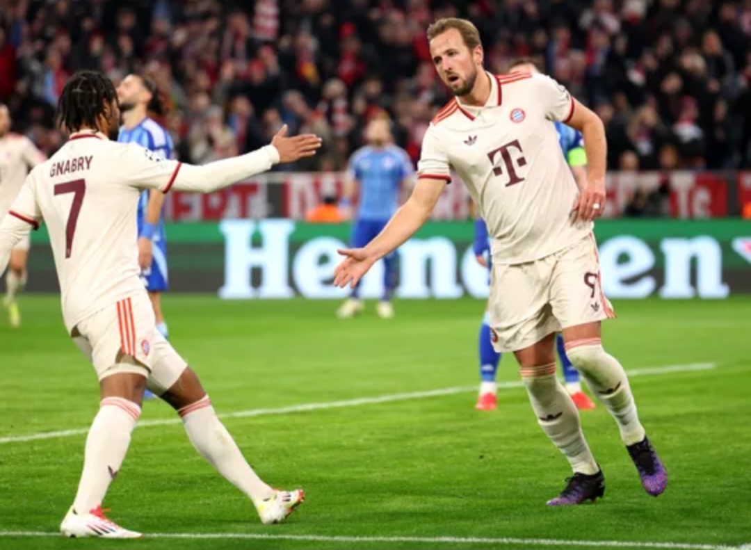 Gol keenam Harry Kane (kanan) di Liga Champions UEFA musim ini membantu Bayern Munich mengalahkan Slovan Bratislava, tetapi harus berlaga di babak play-off 16 besar.