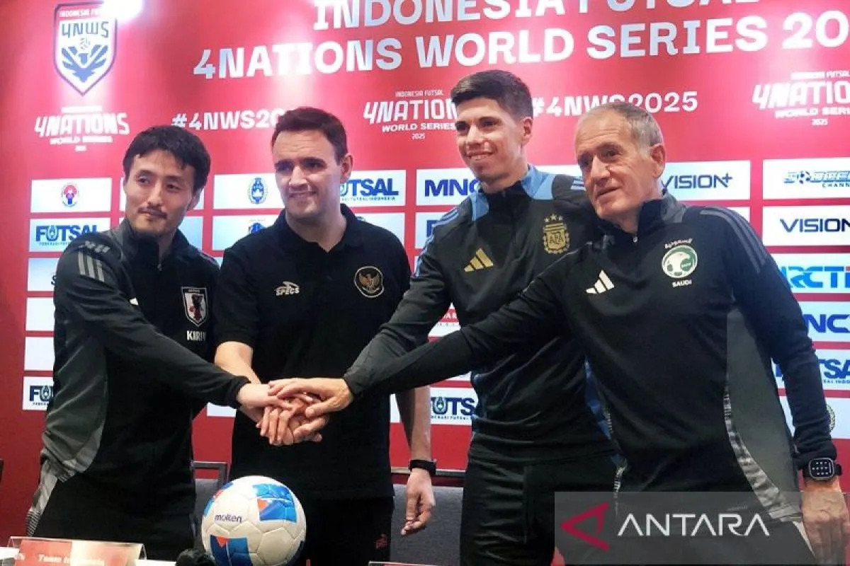 Dari kiri; Pelatih timnas futsal Jepang Kensuke Takahashi, pelatih timnas Indonesia Hector Souto, pelatih timnas Argentina Matias Lucuix, dan pelatih timnas Arab Saudi Andreu Plaza berpose bersama.
