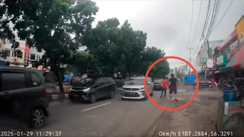 Pengemudi dan tukang parkir ribut di pinggir jalan raya usai tak terima diberi uang recehan.