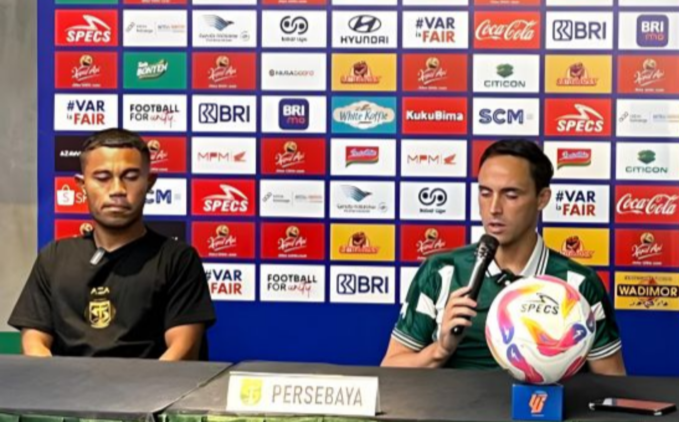 Pelatih Persebaya Paul Munsters dan Ardi Idrus saat jumpa pers sebelum laga lawan Persita Tangerang.