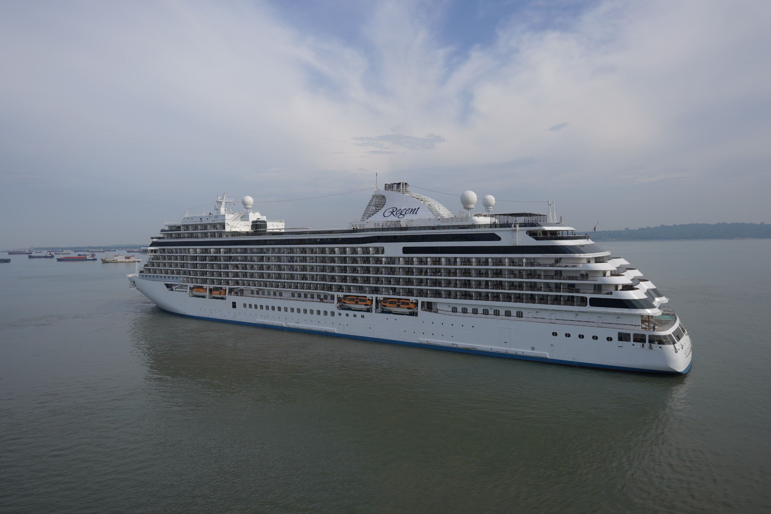 Kapal pesiar Seven Seas Explorer saat hendak bersandar di Pelabuhan Tanjung Perak, Surabaya.
