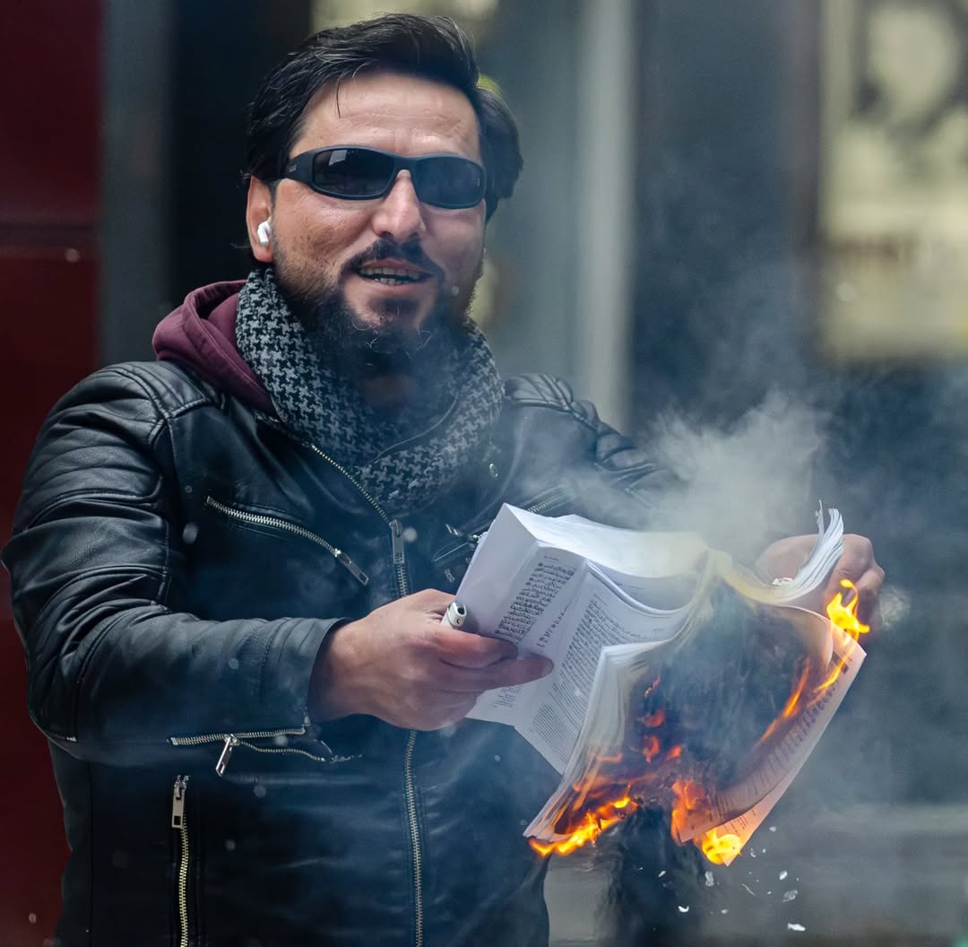 Momen Salwan Momika bakar Al-Quran di Stockholm Swedia.