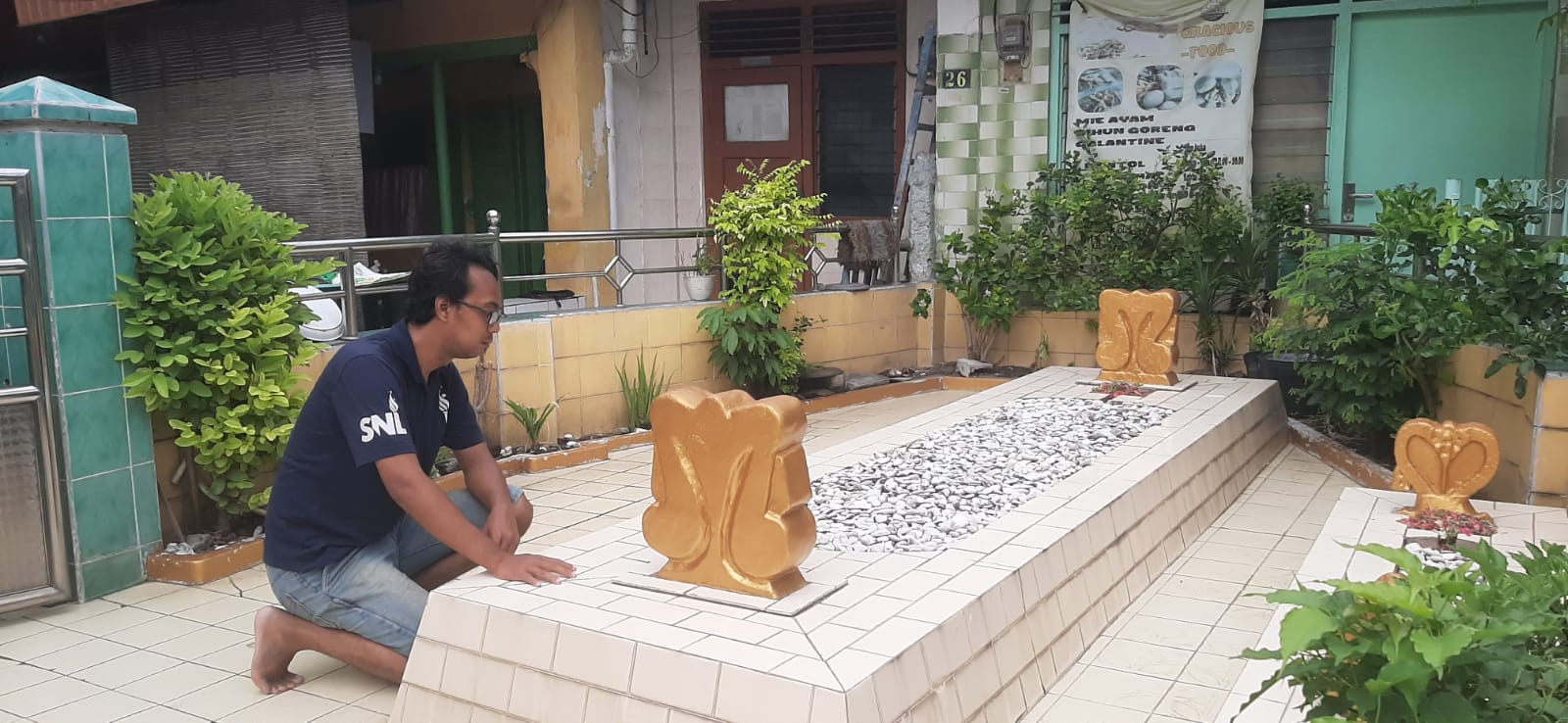 SEPANJANG TIGA METER: Makam panjang yang ada di Jalan Grogol Kauman II, Peneleh,&nbsp; Surabaya.