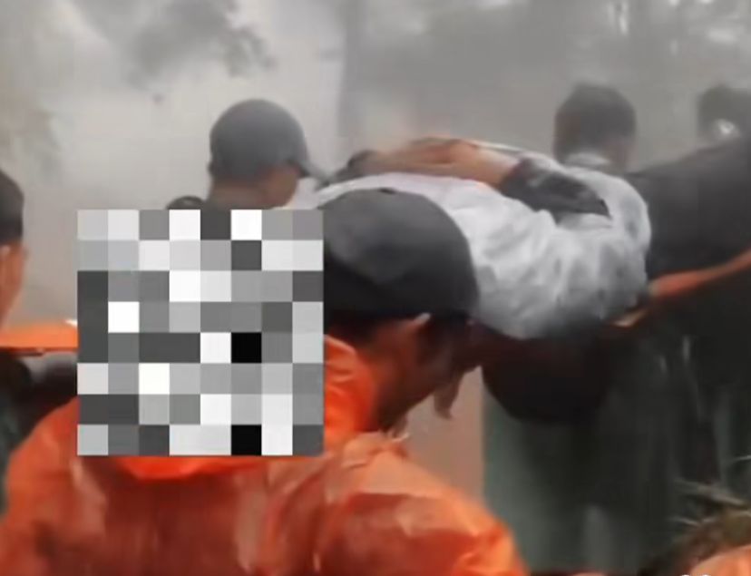 Proses evakuasi pendaki Gunung Lawu dengan BB 100kg yang terkilir kakinya untuk dibawa turun ke lereng gunung.