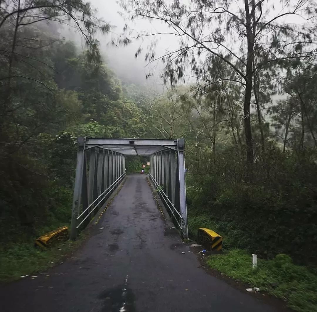Misteri Jembatan Cangar di perbatasan Batu-Mojokerto dengan keberadaan hantu penyesat jalan.