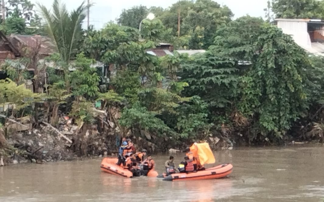 Petugas evakuasi jenazah lansia yang tenggelam di Sungai Jagir Surabaya. (IST)
