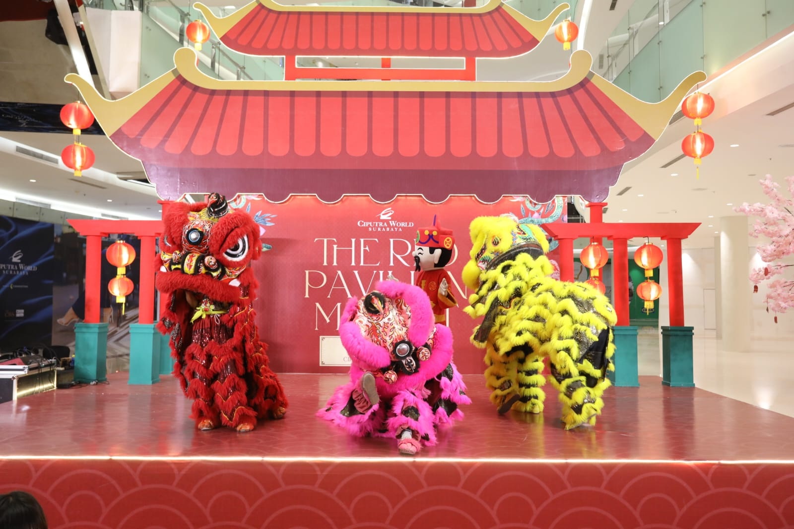Pertunjukan barongsai menghibur para pengunjung Ciputra World Surabaya yang berada di area Bazar, dalam rangkaian perayaan Tahun Baru Imlek, Jumat (31/1).