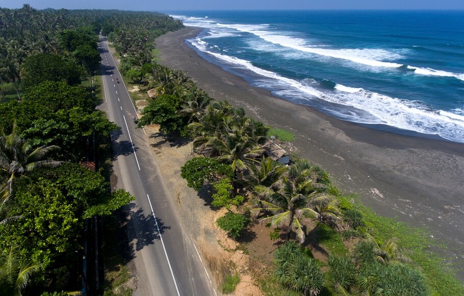 Akibat rip current, hampir 50 orang meninggal di sepanjang pantai selatan Jawa.