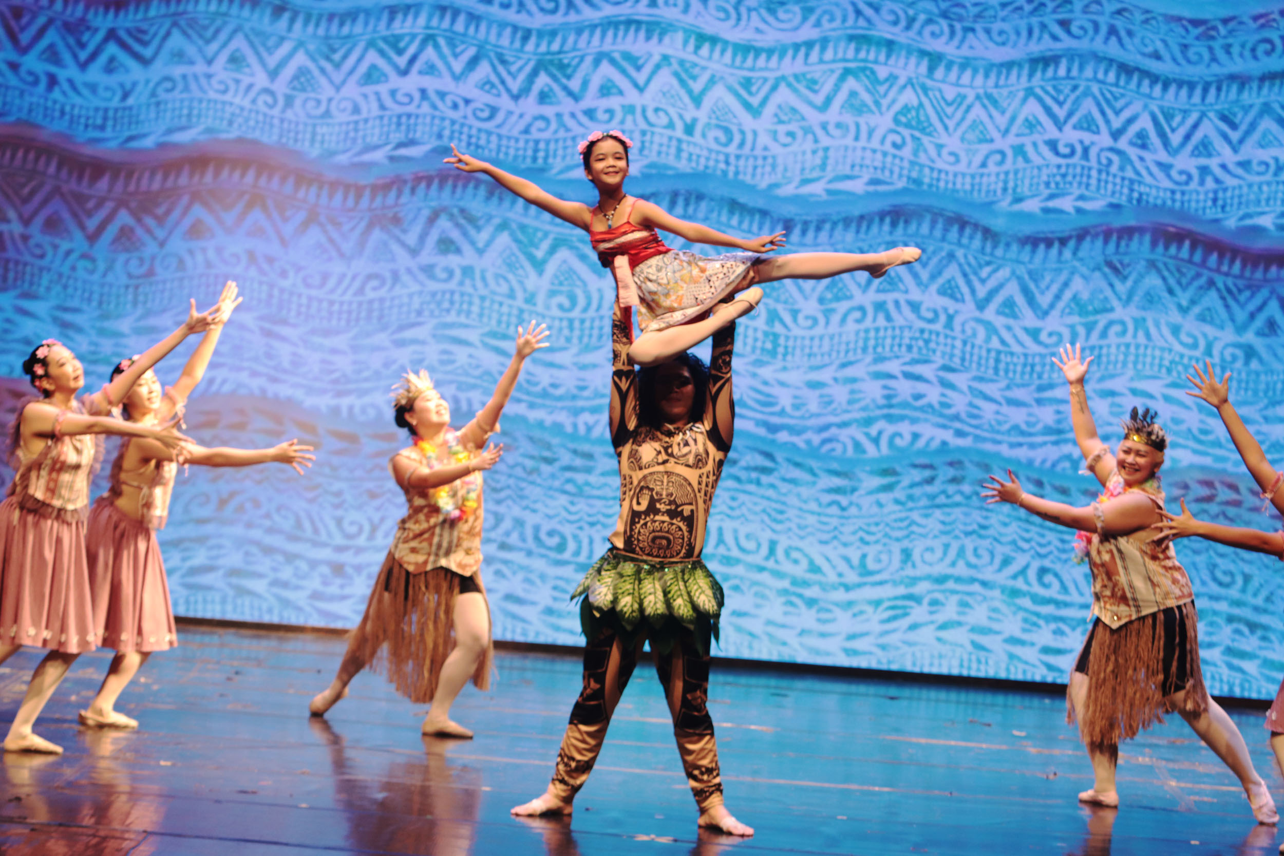 Siswa-siswa Premiere School of Ballet dalam pertunjukan tari balet yang mengangkat kisah Moana, di Gedung Cak Durasim, Taman Budaya Jatim, Surabaya, Sabtu (1/2) malam.