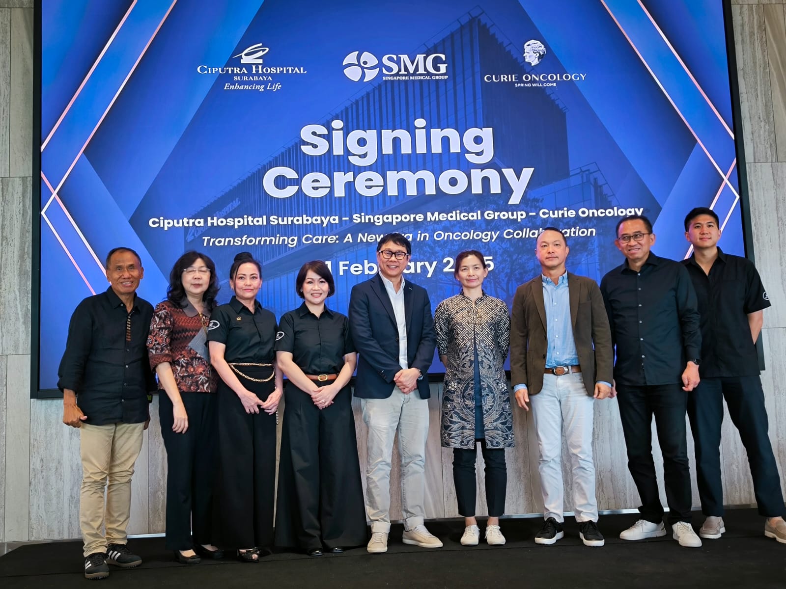 Foto Bersama : Direksi Ciputra Group dan Ciputra Hospital Surabaya bersama pimpinan SMG dan Curie Oncology Singapura Foto Bersama usai penandatanganan MoU Kerjasama.