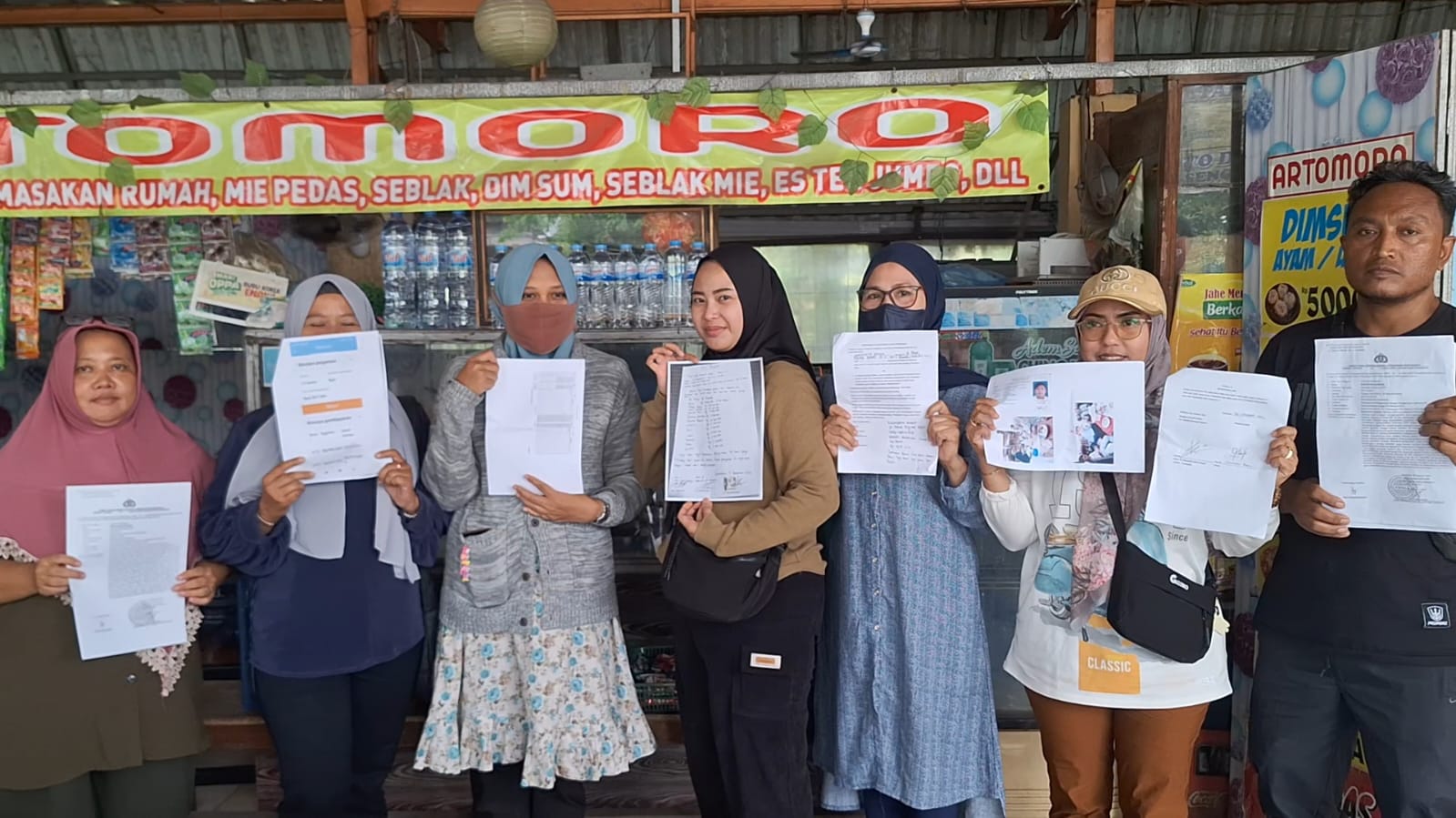Belasan korban usai melapor ke Polrestabes Surabaya usai mengaku ditipu oknum yang mengaku orang Pemkot Surabaya.