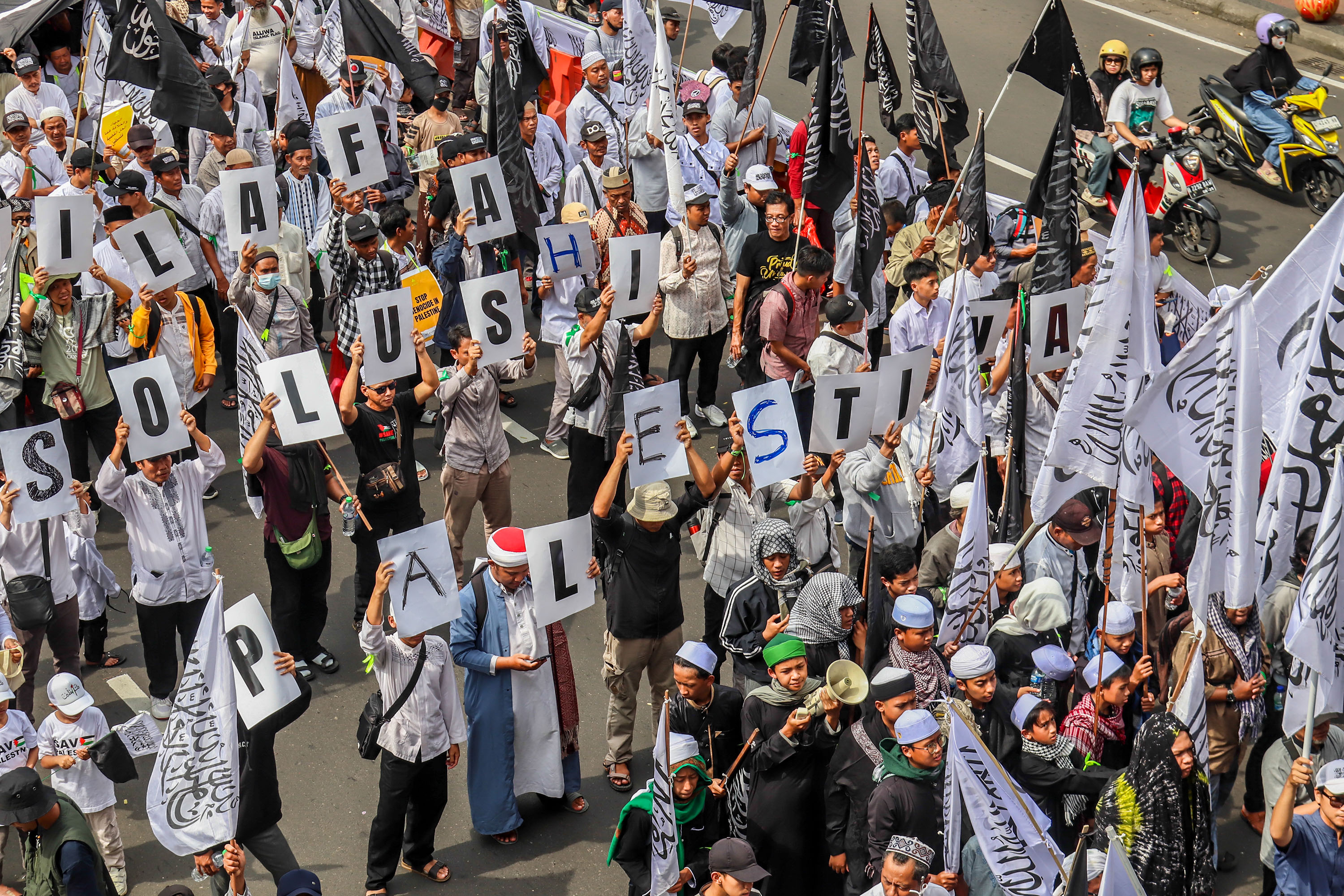 AKSI KEMANUSIAAN: Ribuan umat muslim menggelar aksi damai dukungan untuk Palestina di Jalan Gubernur Suryo, Surabaya.