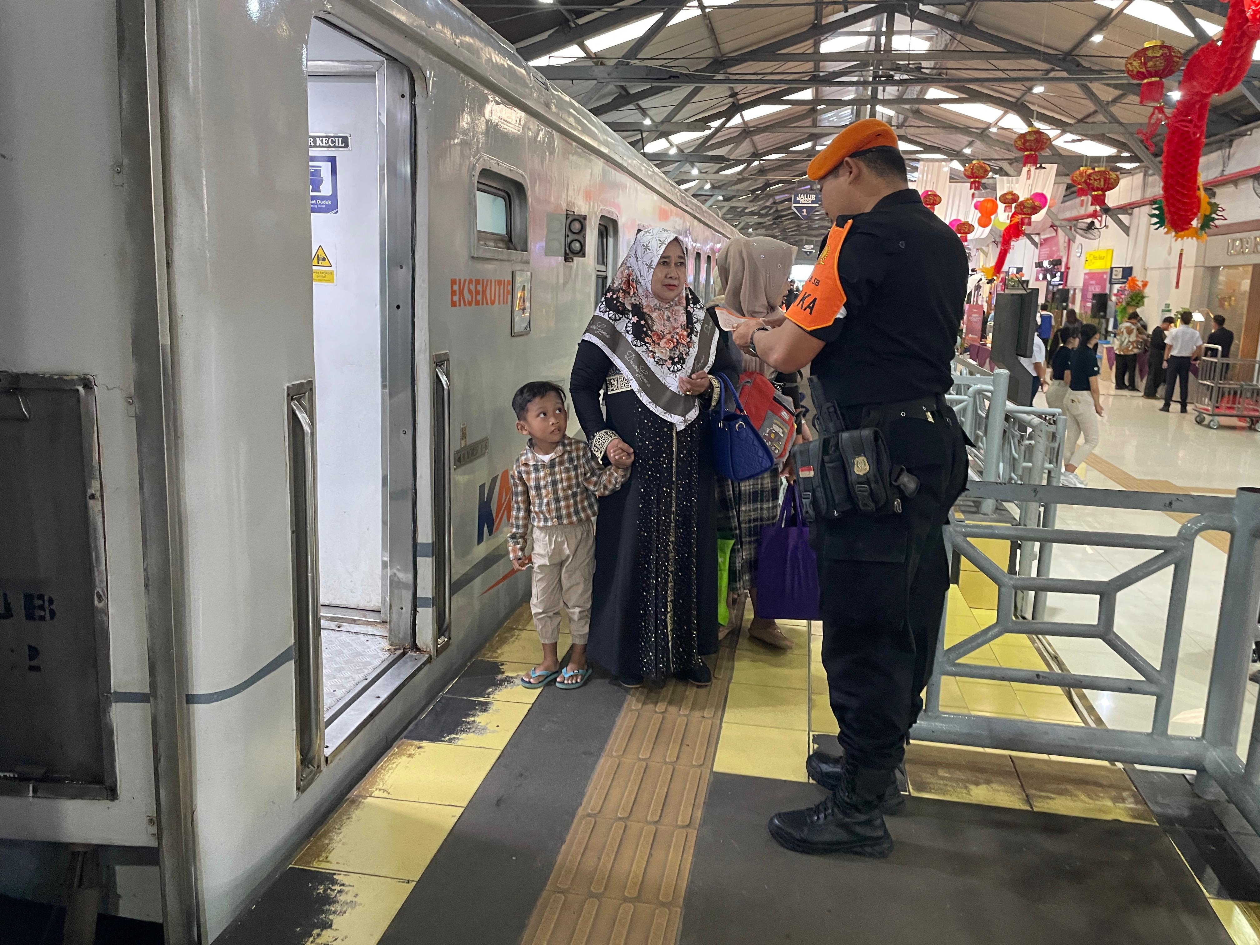 PERDANA: Penumpang Sancaka Utara di Stasiun Surabaya Pasar Turi yang perdana beroperasi terhitung Sabtu (1/2).