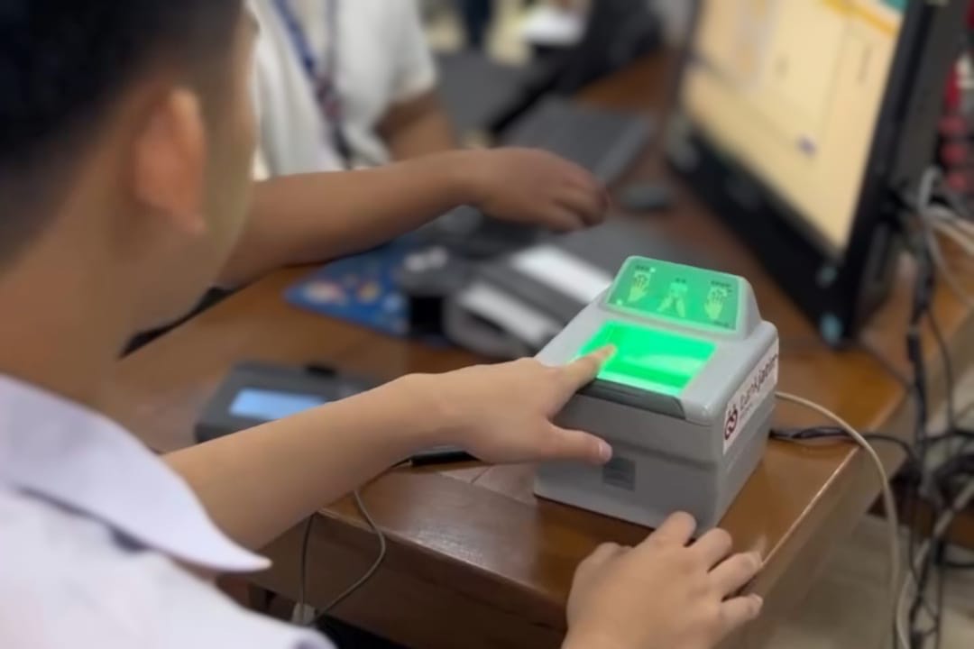 Warga melakukan perekaman e-KTP di sekolahnya.