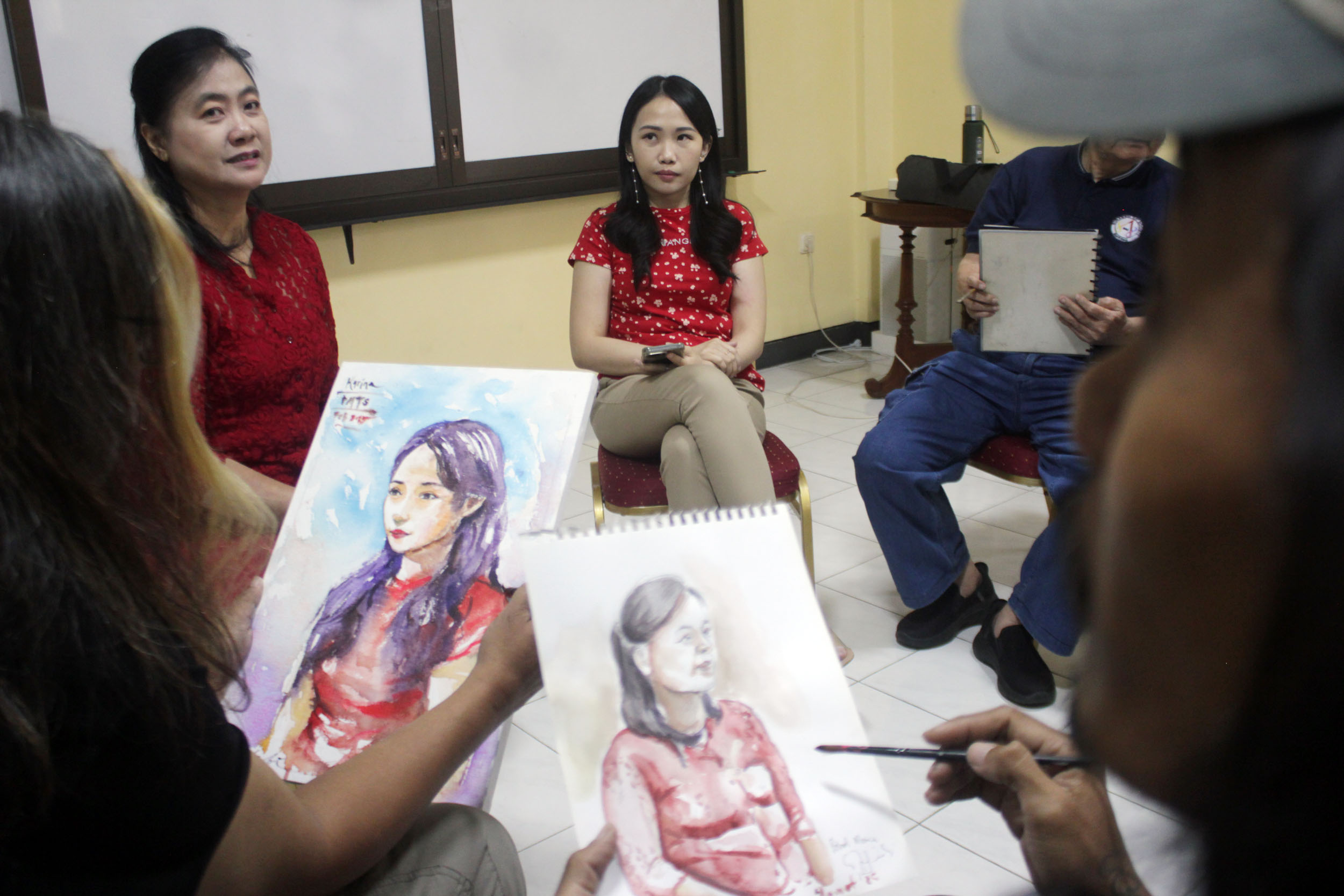 MELUKIS ON THE SPOT: Dua orang model berwajah Tionghoa dilukis sejumlah perupa, di kawasan Kertajaya, Senin (3/2).