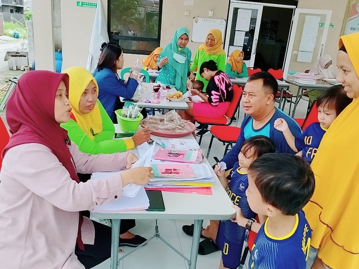 Program posyandu keluarga di Medokan Ayu saat memberikan pelayanan kepada anak-anak.