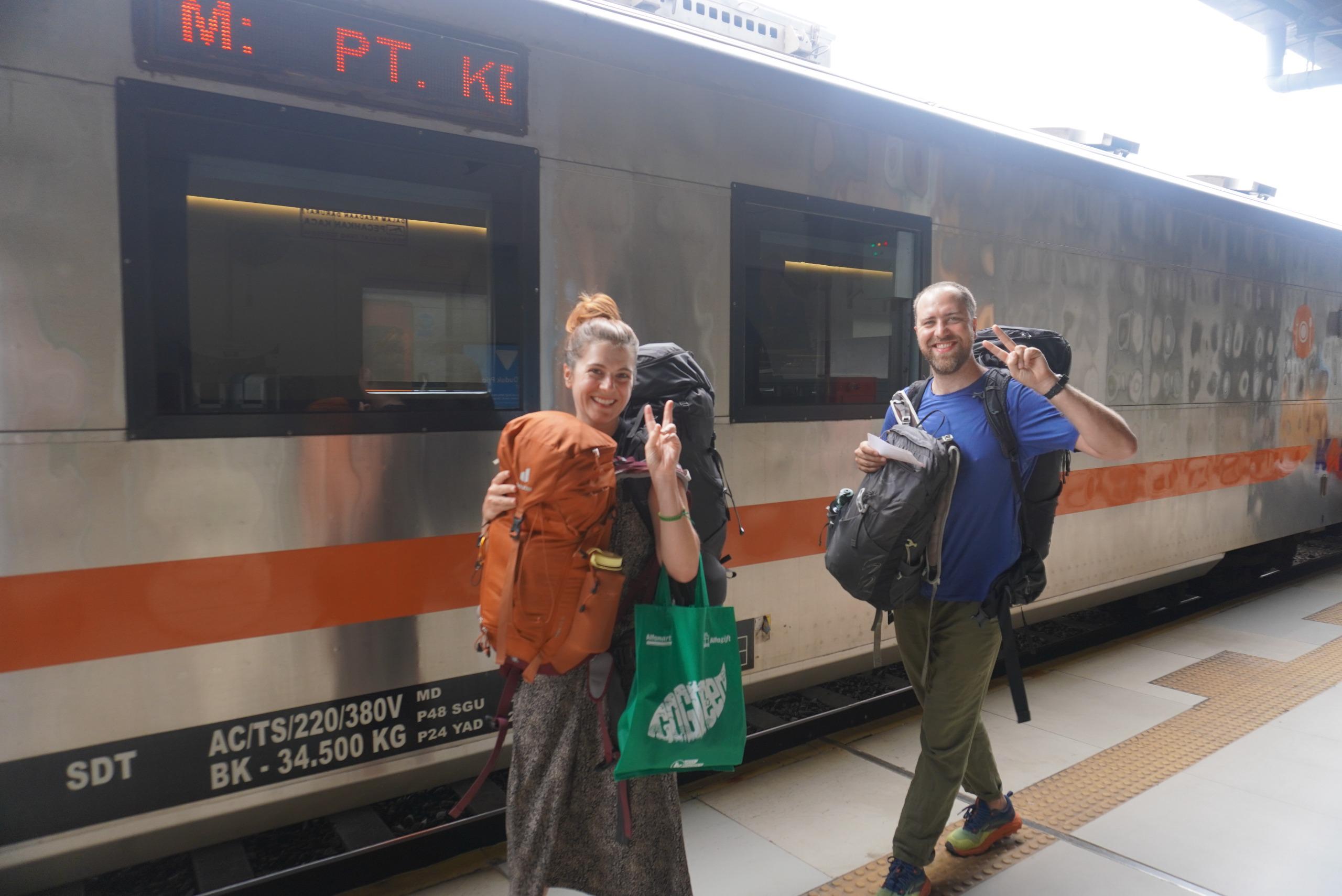 Wisatawan mancanegara memanfaatkan transportasi kereta api untuk menjelajahi destinasi wisata di Jatim.