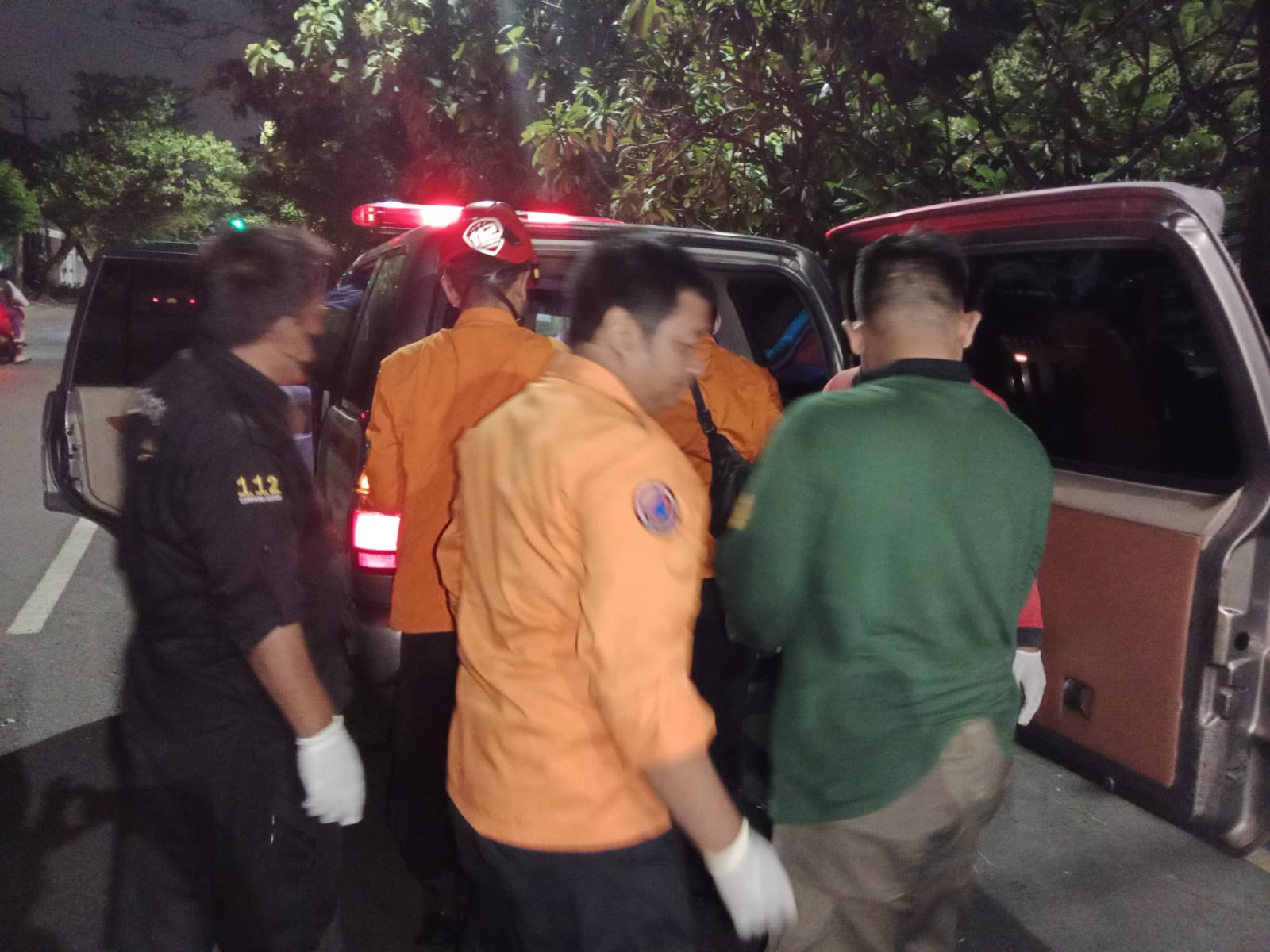 Kondisi korban tergeletak di Jalan Kenjeran, Surabaya. Meninggal akibat tabrak pembatas jalan. (IST)