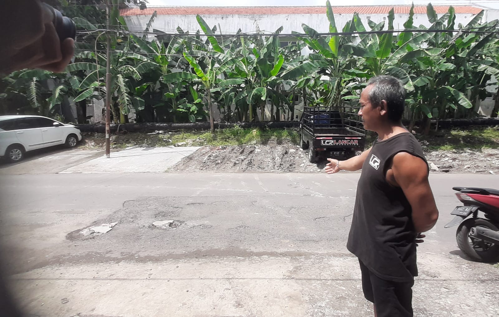 Lokasi pikap sebelum dicuri di Darmo Permai Utara Surabaya. (MAHRUS/RADAR SURABAYA)