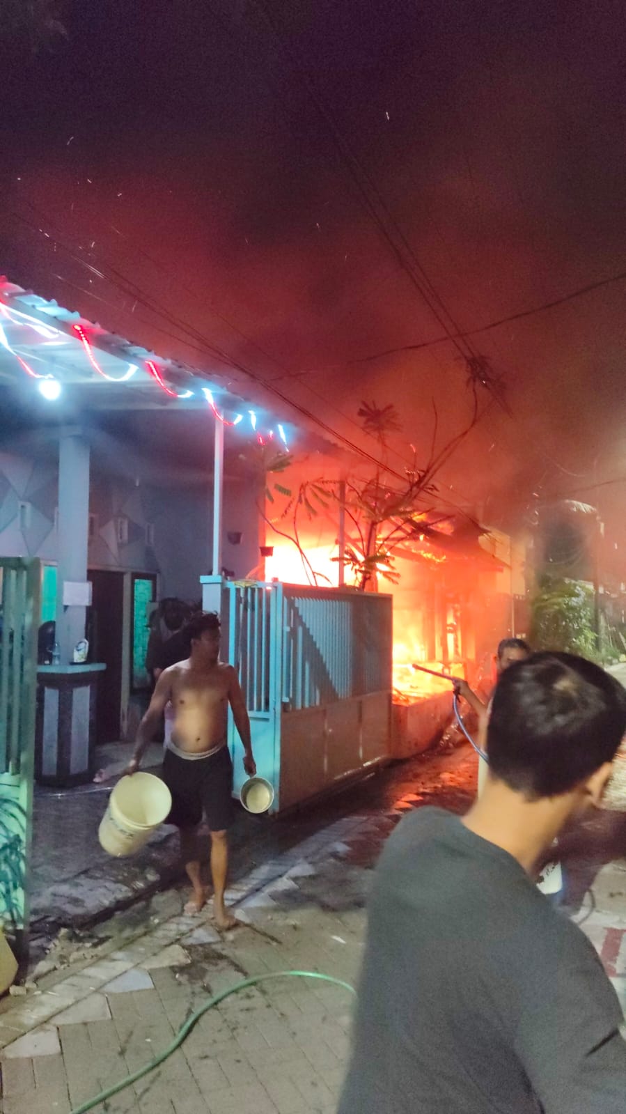 Kondisi api saat membakar warung milik Hamideh di Jalan Medokan Sawah Timur VI C, Surabaya. (IST)