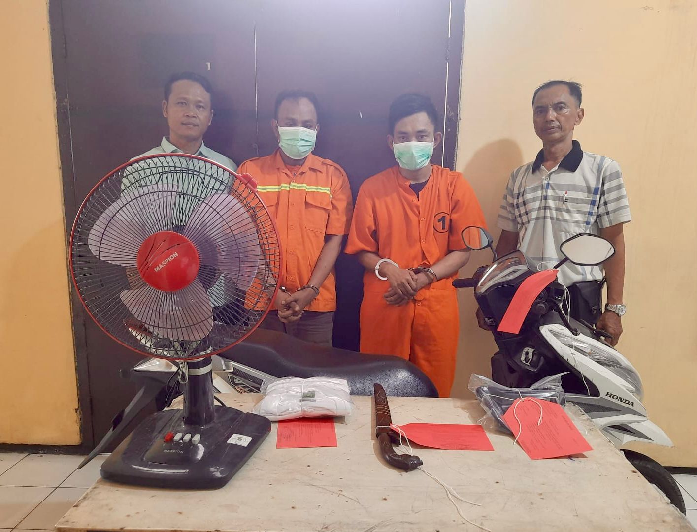 Dua pelaku curas diamankan di Polsek Semampir Surabaya. (IST)