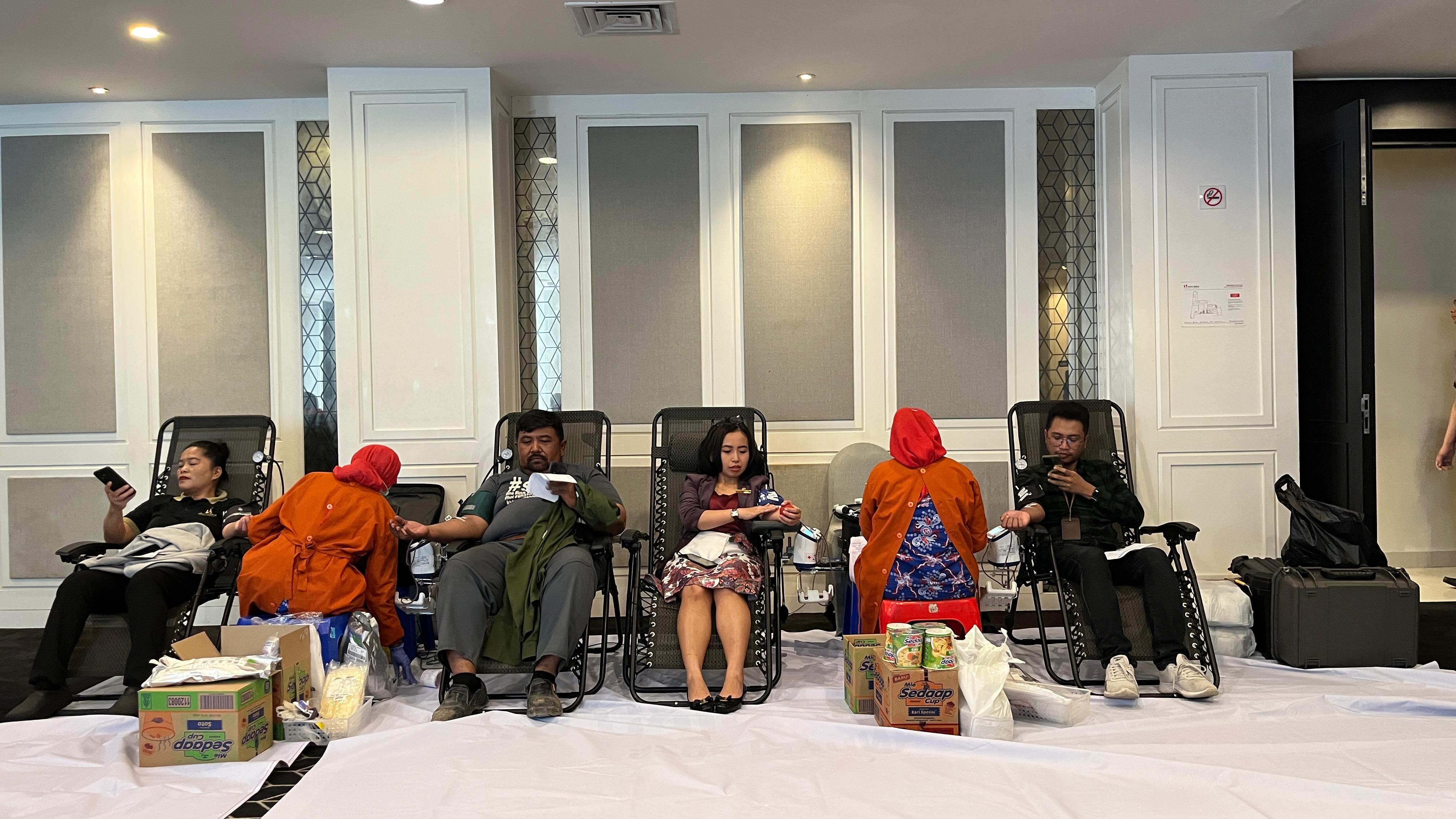 KEMANUSIAAN: Suasana donor darah dalam rangka pertambahan usia Swiss-Belinn Tunjungan. (NURUL AFIAH/RADAR SURABAYA)