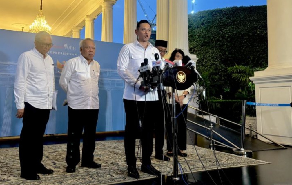 Menteri Koordinator Bidang Infrastruktur dan Pembangunan Kewilayahan Agus Harimurti Yudhoyono bersama Kepala OIKN Basuki Hadimuljono, Menteri Pekerjaan Umum Dodi Hanggodo, saat jumpa pers.