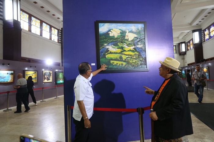 LUKISAN LIDI: Wakil Wali Kota Armuji (kiri) bersama Bambang Tjahjadi di acara pembukaan pameran lukisan bertajuk Tribute to Bambang &lsquo;Mas Mbenk&rsquo; Tjahjadi di Balai Pemuda, Surabaya, Selasa (4/2).