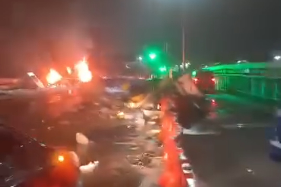 Ada dua korban yang diduga terbakar saat terjadi kecelakaan di pintu tol Ciawi.