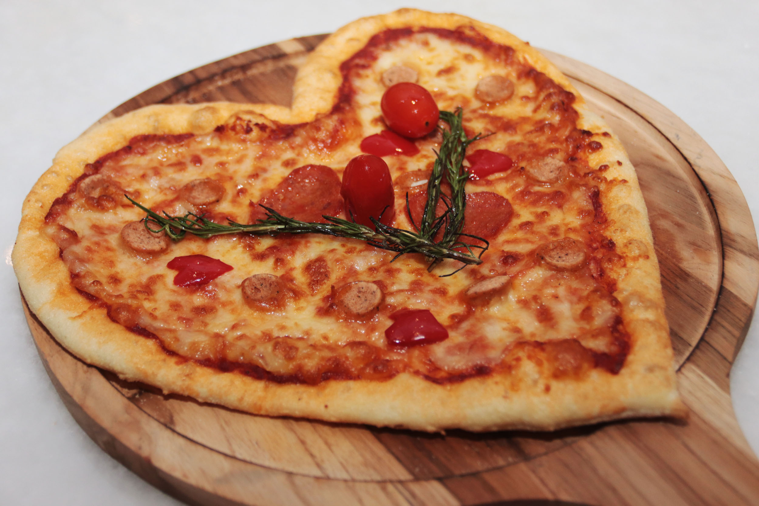 LEZAT: Love Pizza, pizza khas Italia yang berbentuk lambang hati.