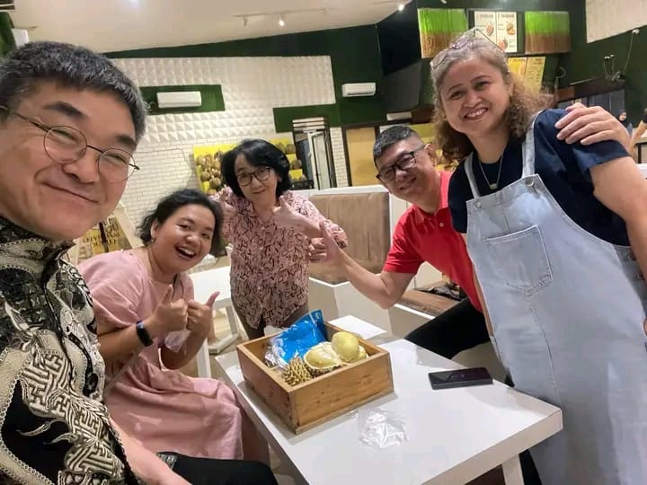 AKRAB: Pastor Park Min Seo (kiri) saat menikmati durian bersama jemaat di Surabaya.