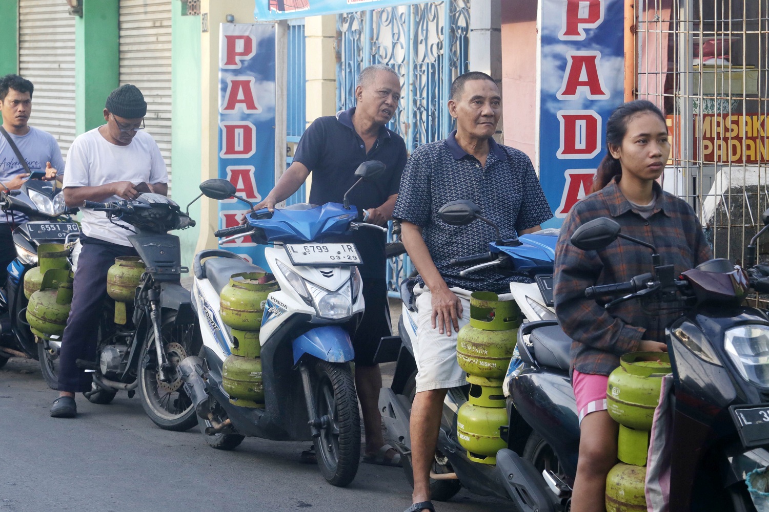 Warga antre membeli LPG di salah satu agen di kawasan Tempel Sukorejo, Surabaya.&nbsp;