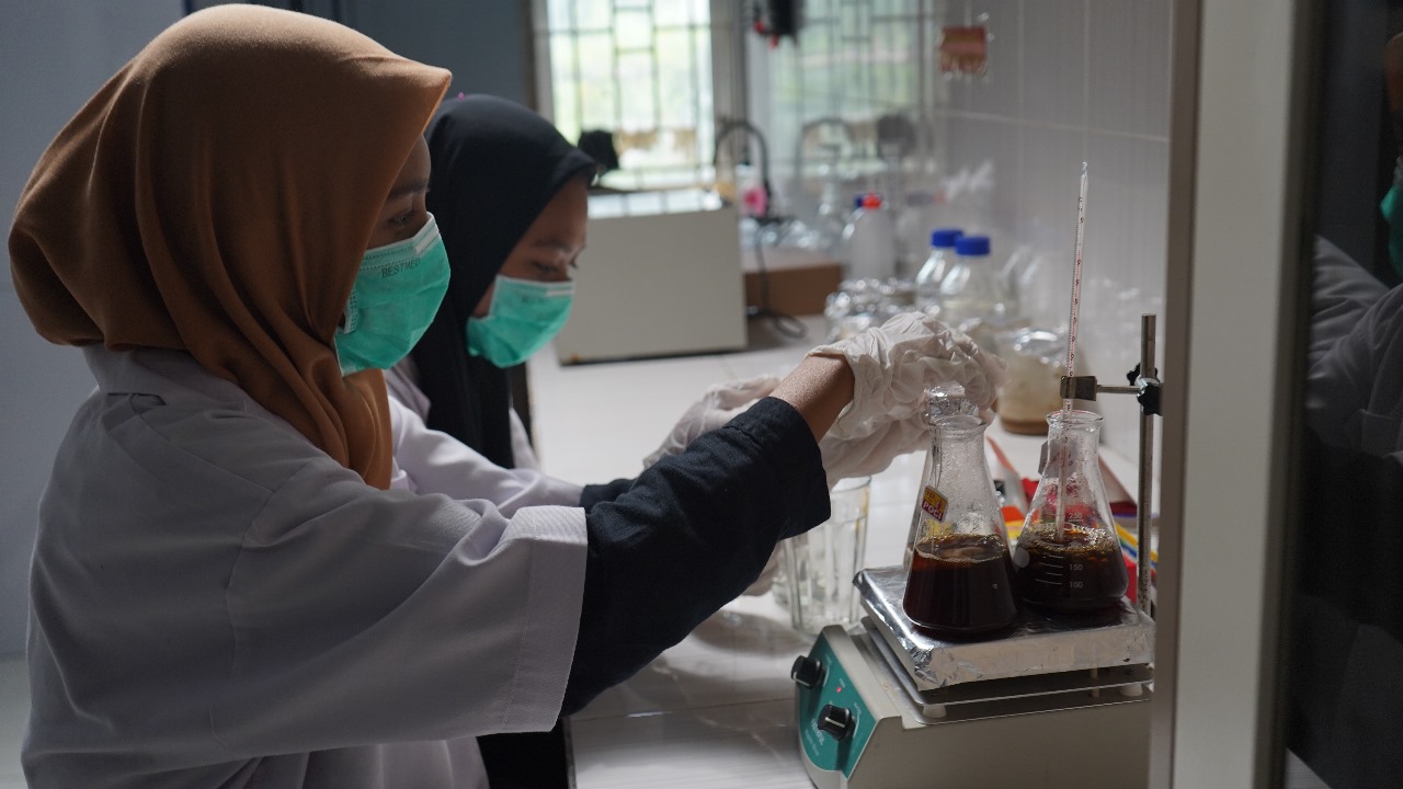 BERBAHAYA: Peneliti dari Ecoton melakukan penelitian terhadap teh celup yang diduga mengandung mikroplastik.