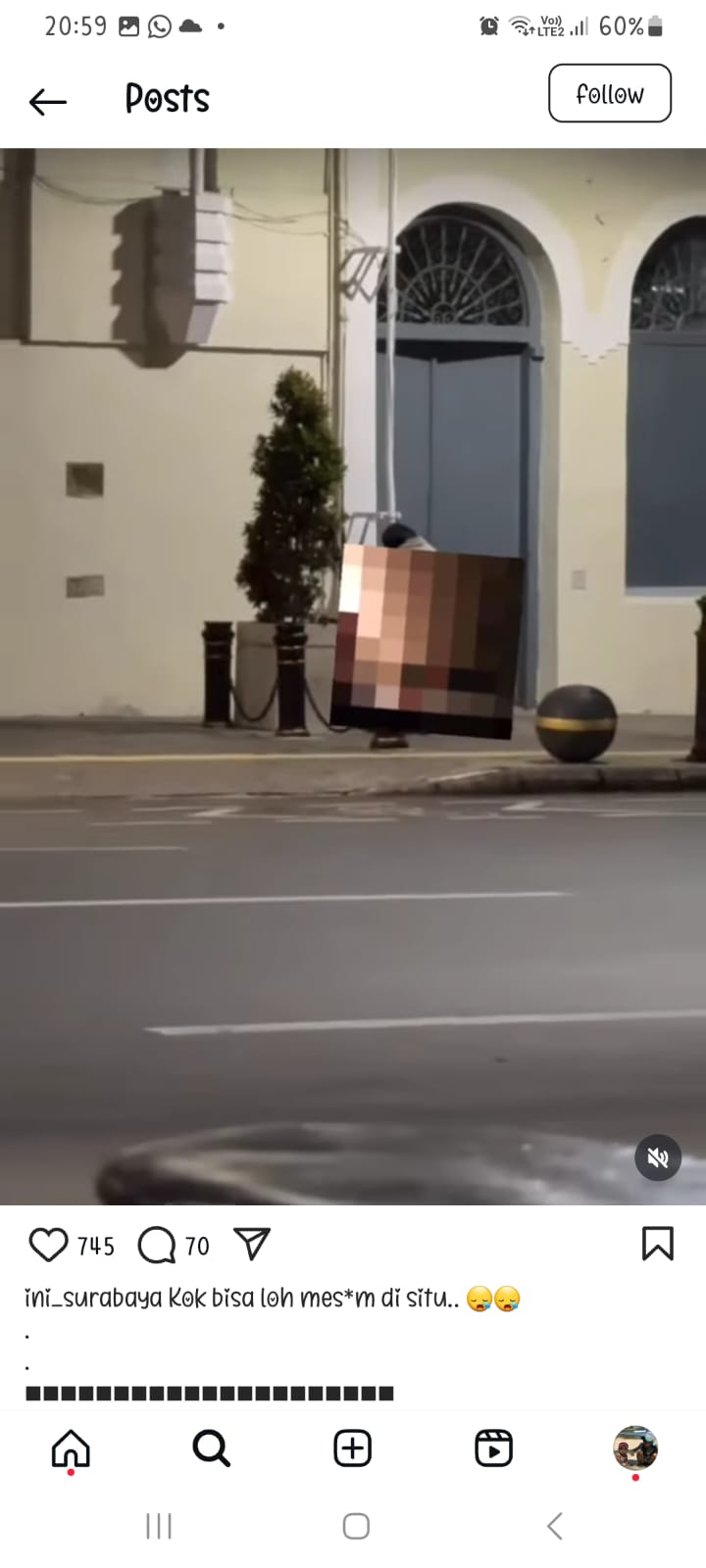 VIRAL: Seorang pengunjung Kota Lama Surabaya mengambil vidoe pasangan muda mudi yang diduga mesum.