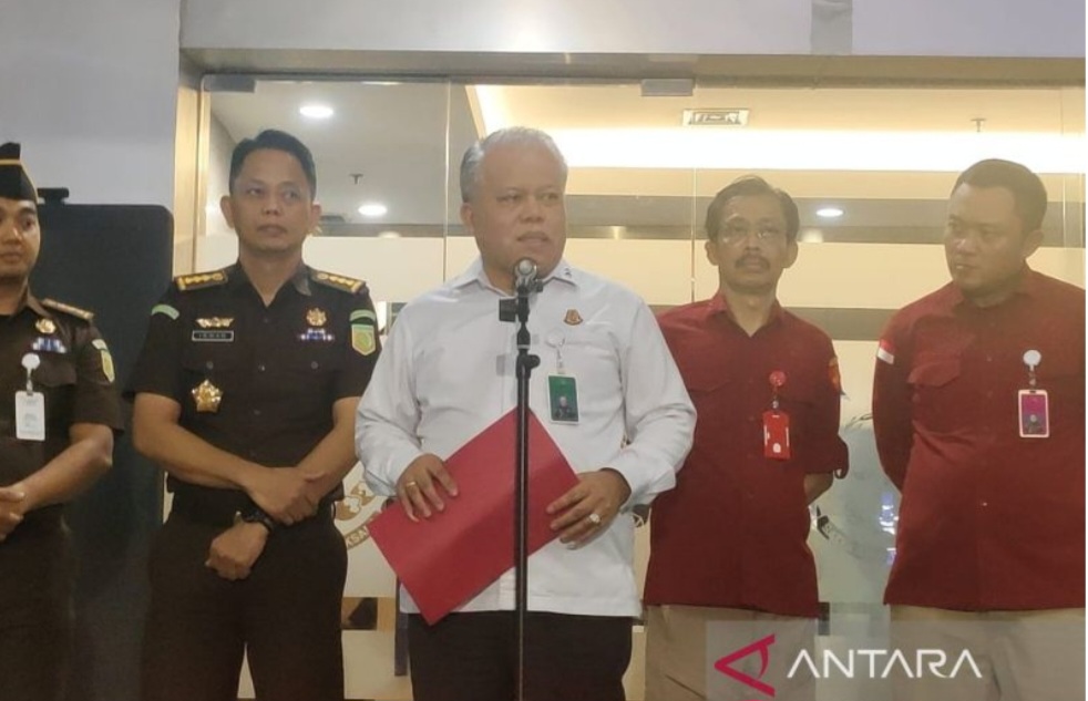 Kepala Pusat Penerangan Hukum (Kapuspenkum) Kejaksaan Agung Harli Siregar (tengah) berbicara di hadapan awak media di Gedung Kejaksaan Agung, Jakarta, Rabu malam.