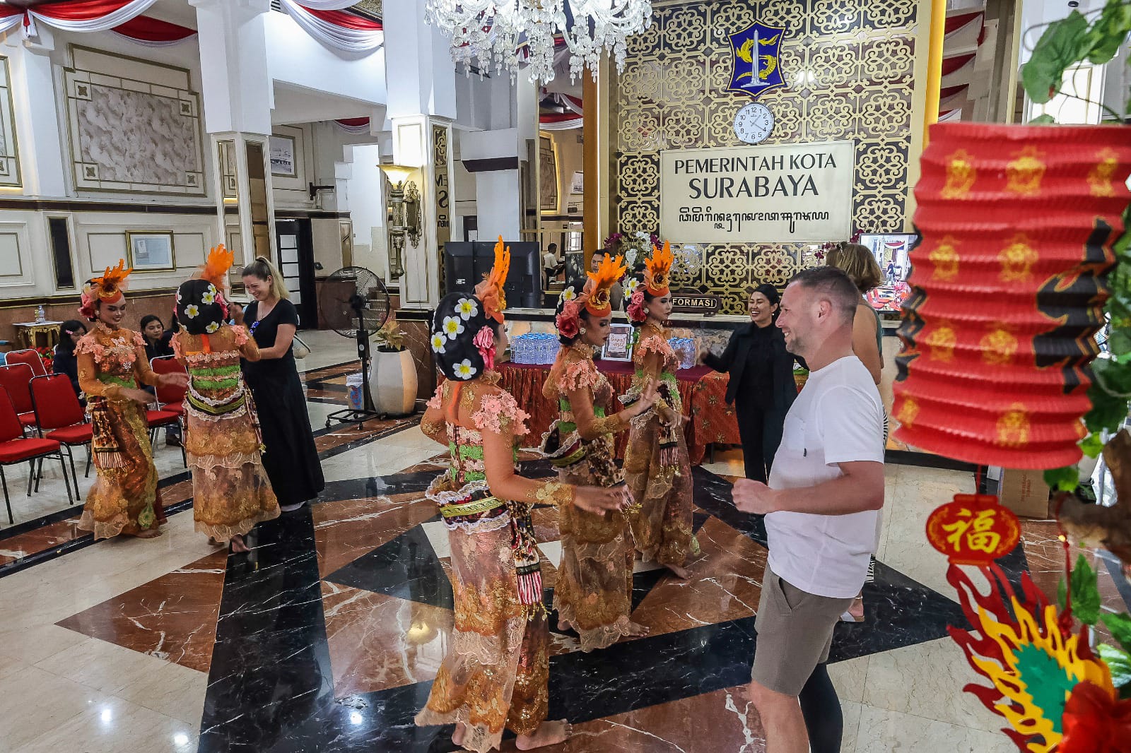 Para penari menarikan Tari Goyang Jedher untuk menyambut kunjungan wisatawan mancanegara.