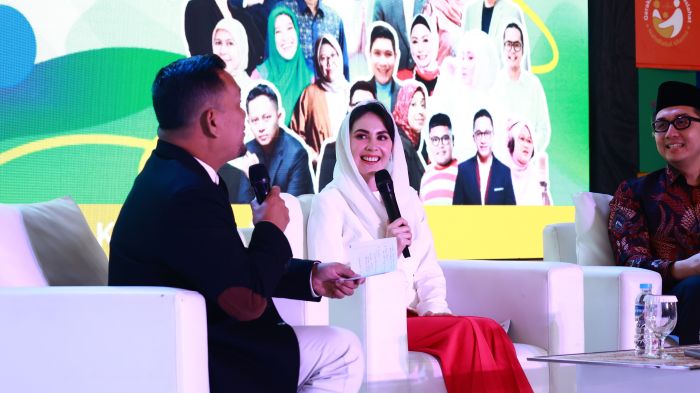 BERBAGI: Arumi Bachsin dalam bincang santai dengan tema Keluarga Sehat, Keluarga Hebat.