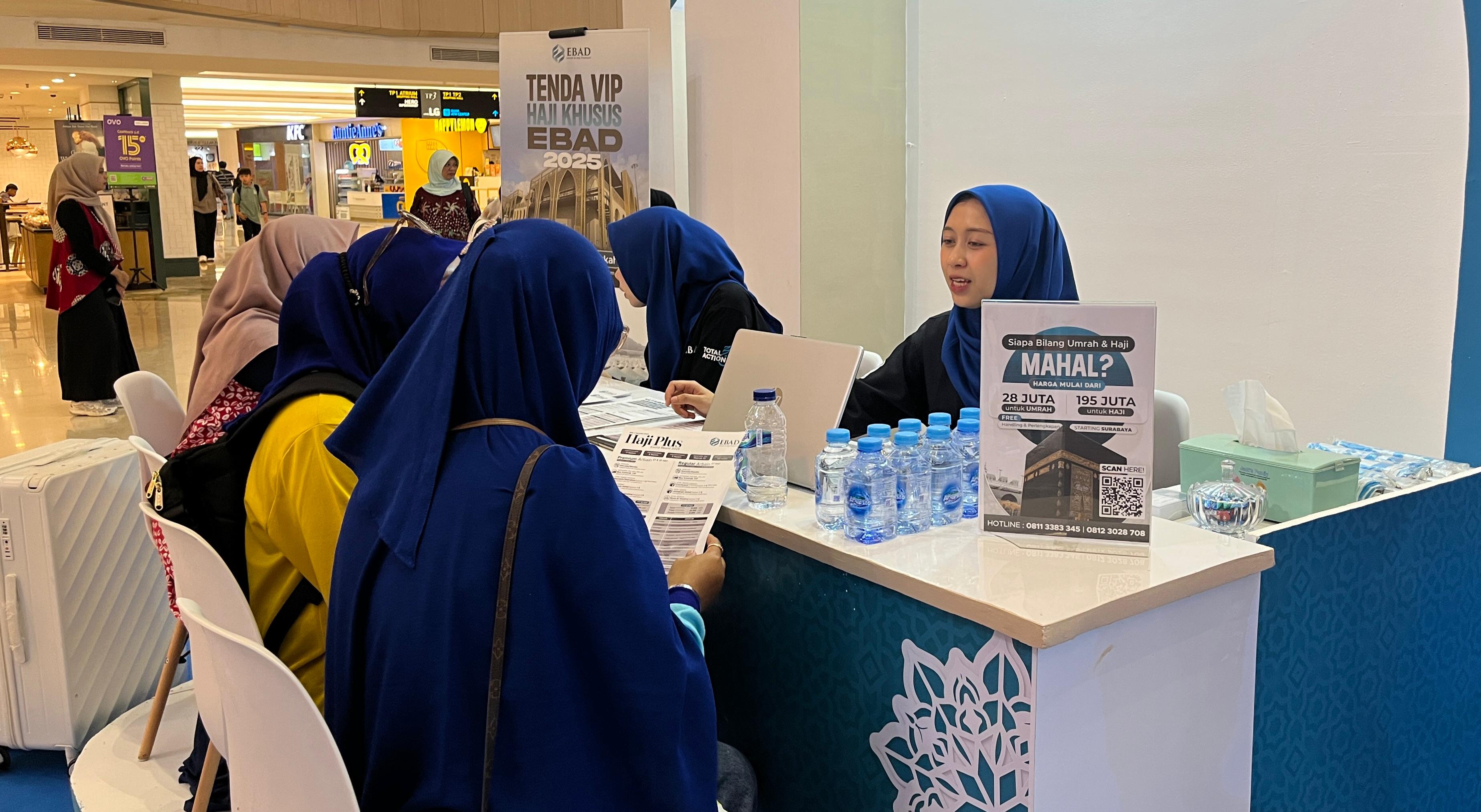 Tiga Hari : Pengunjung Garuda Indonesia Umroh Travel Fair mengunjungi salah satu booth pameran.