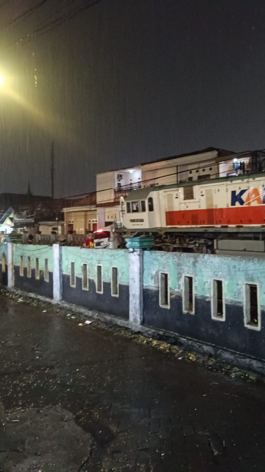 MENEROBOS : Mobil yang tertabrak KA Commuter Line Blorasura di perlintasan Jalan Tambak Mayor, Asemrowo, Surabaya, Jumat (7/2) malam.