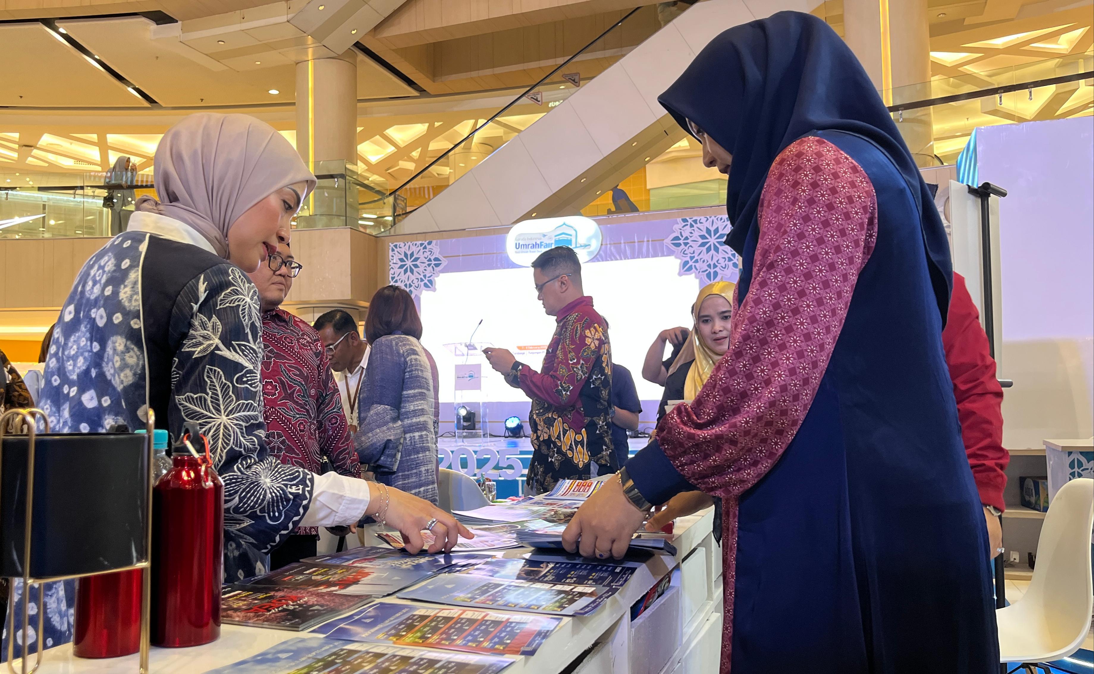 GUTF 2025: West Domestic Region Group Head Garuda Indonesia, Fitria Ruswita saat berkeliling ke salah satu stan travel agent umrah dan haji plus, Jumat (7/2).