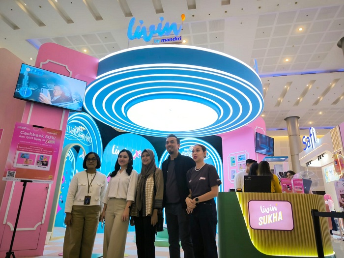 BEAUTY ENTHUSIAST: Theresia Pratiwi Hastari (kiri) bersama pimpinan Bank Mandiri Region VIII/ Jawa 3 di sela pembukaan Surabaya X Beauty (SXB) 2025 di Grand City Mall.