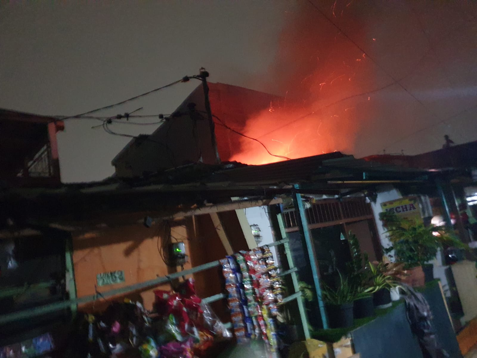 Api saat membakar rumah kontrakan di Jalan Jojoran V Timur, Surabaya. (IST)