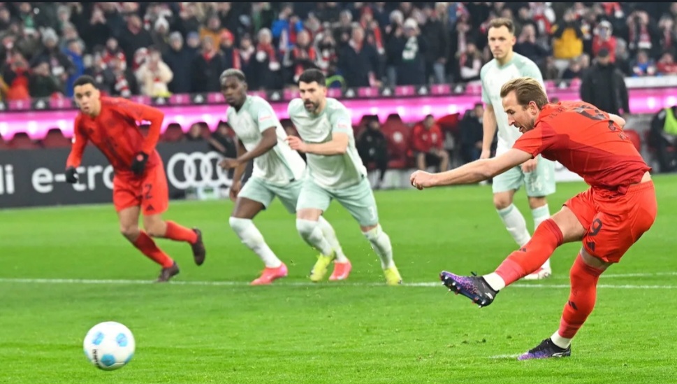 Harry Kane Cetak brace melalui titik penalti untuk bawah Bayern Munich semakin mantap di puncak klasemen.